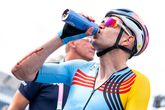 Wout van Aert rijdt met bebloede arm over finish olympische wegwedstrijd na knal op ijzeren hek featured image