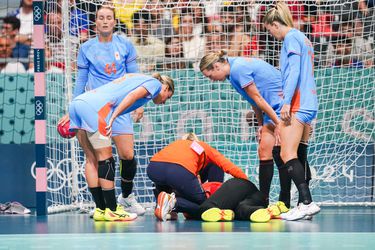 Schrik bij handbalsters: Estavana Polman woest op tegenstander na harde botsing met Nederlandse keepster