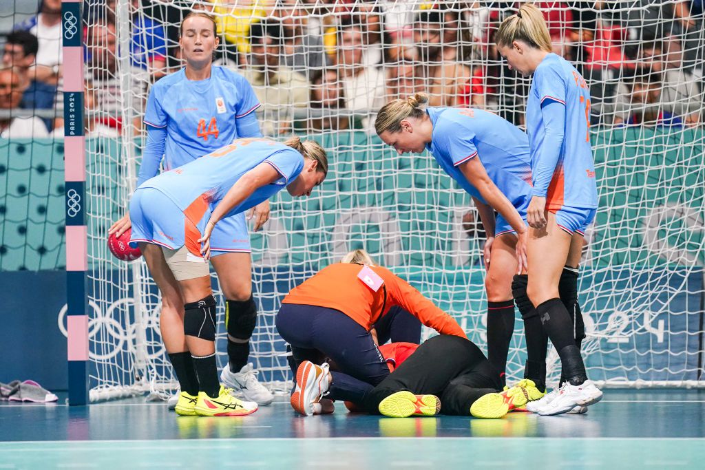 Schrik bij handbalsters: Estavana Polman woest op tegenstander na harde botsing met Nederlandse keepster