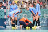 Schrik bij handbalsters: Estavana Polman woest op tegenstander na harde botsing met Nederlandse keepster