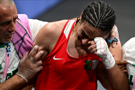 Omstreden Algerijnse boksster barst in huilen uit na behalen halve finales Olympische Spelen