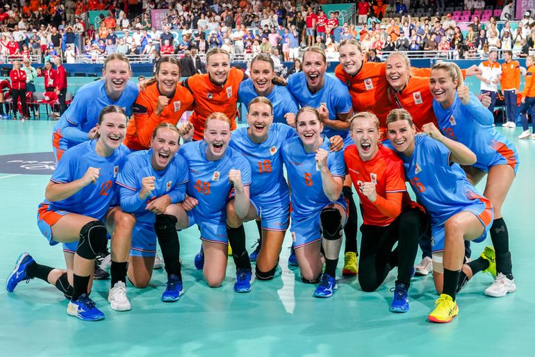 Dé foto's van de Oranje-handbalsters tegen Hongarije: speelsters uit hun dank ondanks pijnlijke botsing en boosheid