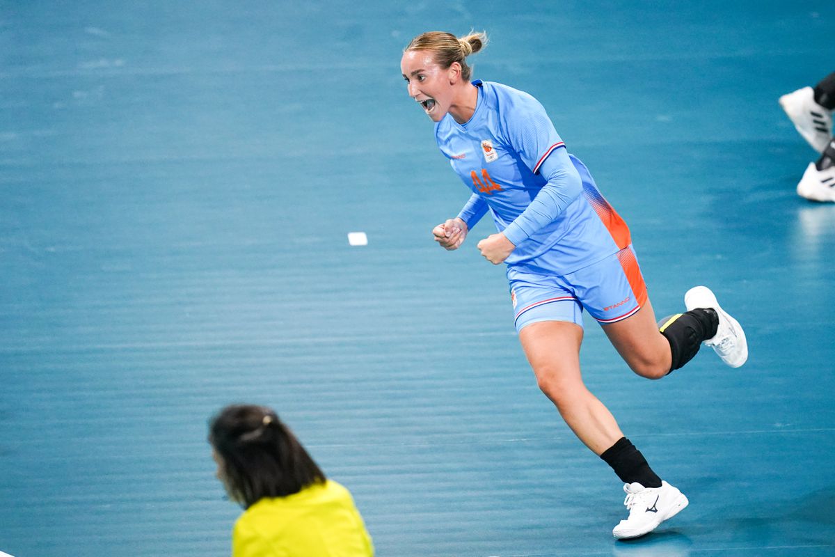 Zorgen bij Nederlandse handbalsters om gekwetste keepster na zege op Hongarije