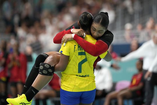 Prachtig moment op Olympische Spelen: handbalster tilt geblesseerde tegenstander van het veld