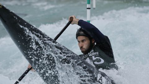 Kanovaarder gaat letterlijk kopje onder in Parijs: badmeester springt in het water en voorkomt erger