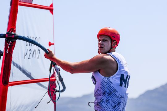 Windsurfer Luuc van Opzeeland blijft steken op brons na teleurstellende finale