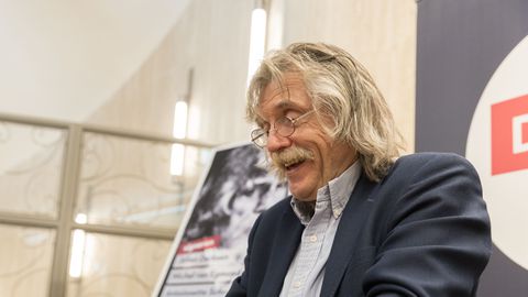Johan Derksen wordt 'werkelijk misselijk' van Humberto Tan: 'Zo ontzettend nep'