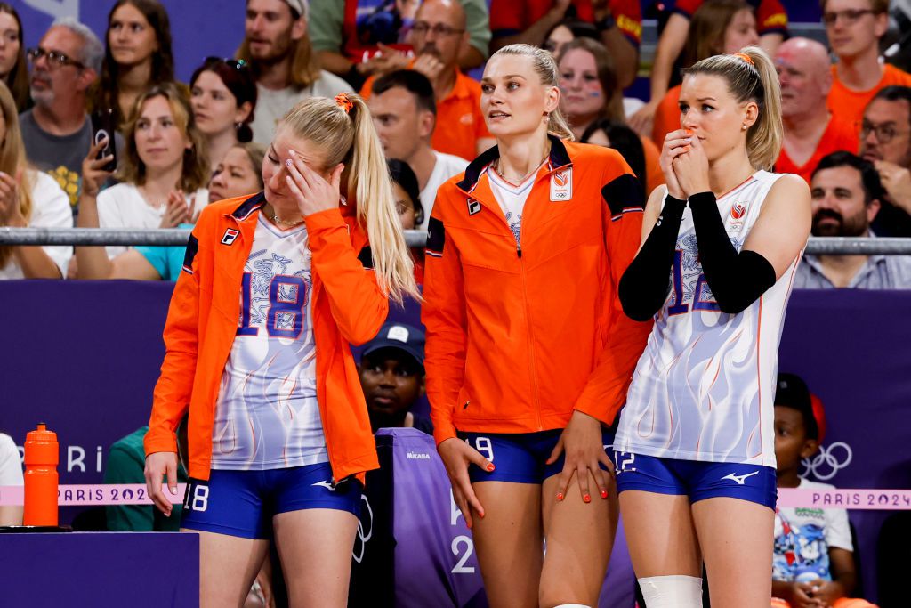 Volleybalsters in tranen na pijnlijk einde aan Olympische Spelen: bekijk hier de indrukwekkende foto's