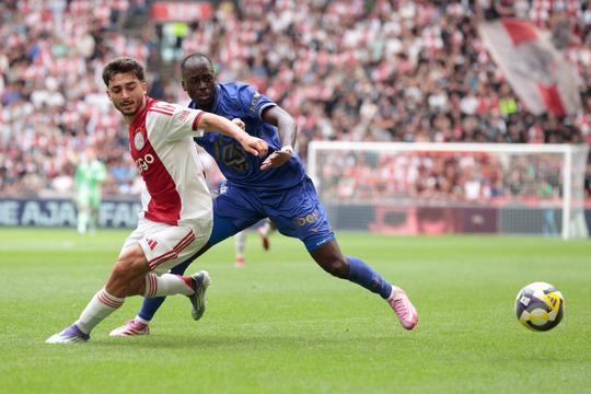 Ajax overtuigt niet tegen Franse topclub ondanks prachtig doelpunt: 'Geen Champions League-niveau'