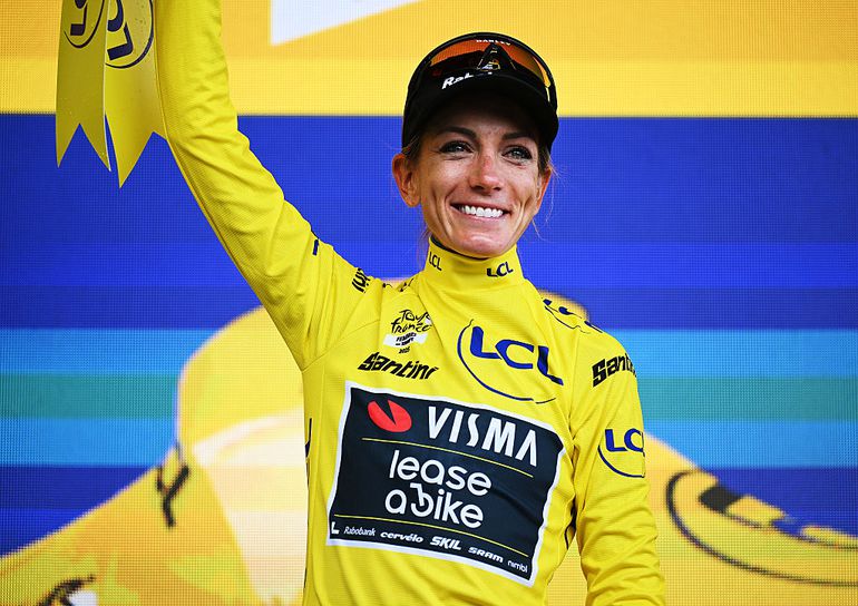 Alsnog Visma-feestje in Tour de France, Demi Vollering maakt dankbaar gebruik van inzinking in slotrit