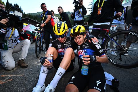 Emoties nemen de overhand bij toprenster Demi Vollering in Tour de France Femmes: 'Allemaal niet gelukt'