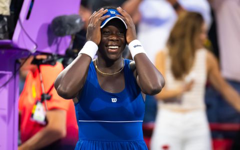 Tennissensatie (18) zet topfavoriete voor schut bij toernooi in eigen land: 'Dit is ongelooflijk'