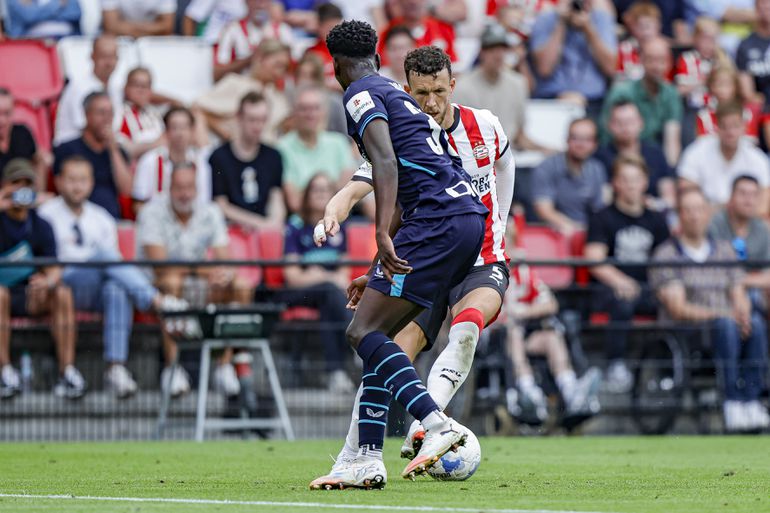 LIVE Johan Cruijff Schaal | Eigen doelpunt zet de wedstrijd op zijn kop: PSV breekt wedstrijd helemaal open