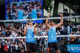 Steven van de Velde en Alexander Brouwer vieren het winnen van brons op het EK beachvolleybal. ©Getty Images
