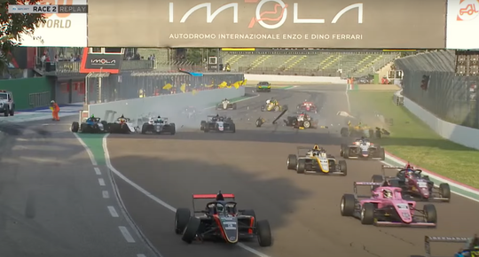 Horrorcrash levert zorgwekkende beelden op: race op iconisch circuit eindigt al na 17 seconden