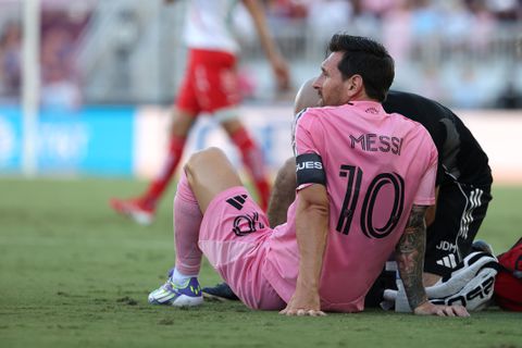 Grote zorgen om Lionel Messi: topvoetballer moet veld vroegtijdig verlaten in chaotische wedstrijd