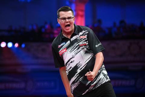 'Fantastische prestatie' brengt Gian van Veen (24) in rijtje met dartslegendes: 'Voor altijd achter zijn naam'