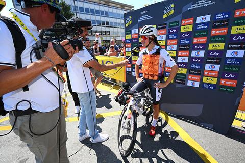 Verbazing om 'volslagen belachelijk' moment in Tour de France Femmes: 'Hoe ga je dat uitleggen?'