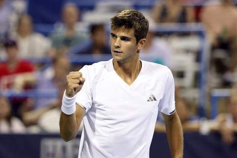 Toptennisser (19) zorgt voor oponthoud in finale met bizarre actie: 'Ook een manier om tot rust te komen'