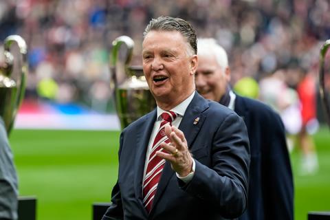 'Groot nieuws: Louis van Gaal (74) biedt zich aan als bondscoach Nederlands elftal'