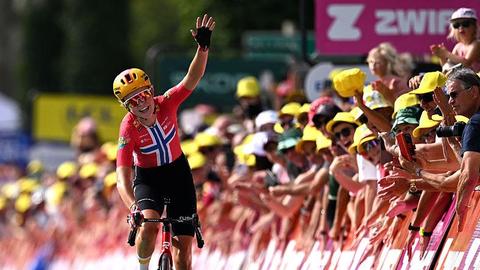 Aanvalster rijdt Nederlandse toprenster uit gele trui met machtige solo in Tour de France Femmes