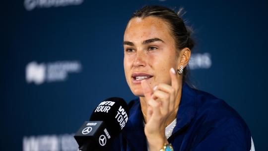Toptennisster Aryna Sabalenka spreekt zich uit over verplichte test voor vrouwen: 'Dat zou niet eerlijk zijn'