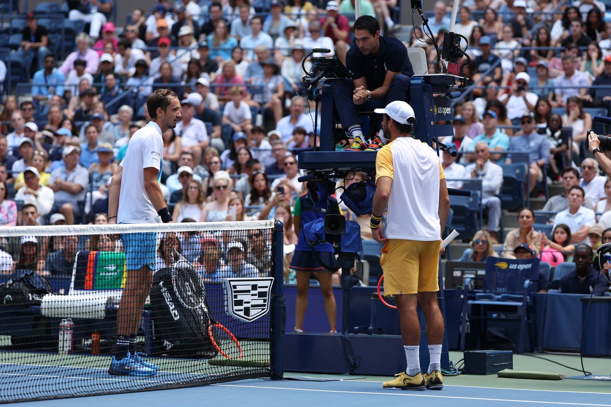 Brandalarm zorgt voor bizarre taferelen op US Open: tennissers vol verbazing op de banen