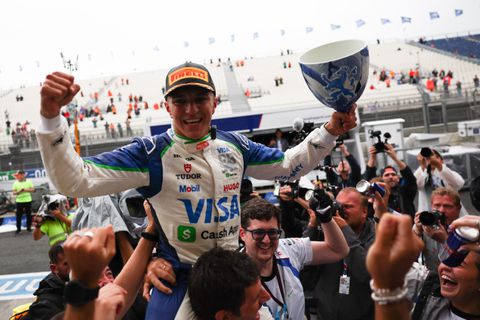 'Prijzensloper' Isack Hadjar krijgt nieuwe beker na ongelukje tijdens GP van Nederland: 'Toch een herinnering'