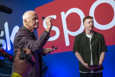 Markante darts-persoonlijkheid (77) krijgt eigen docu op Netflix: 'Ik kreeg een brief dat ik me moest schamen'