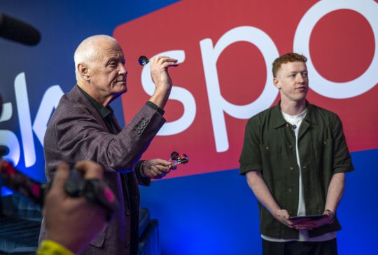 Markante darts-persoonlijkheid (77) krijgt eigen docu op Netflix: 'Ik kreeg een brief dat ik me moest schamen'