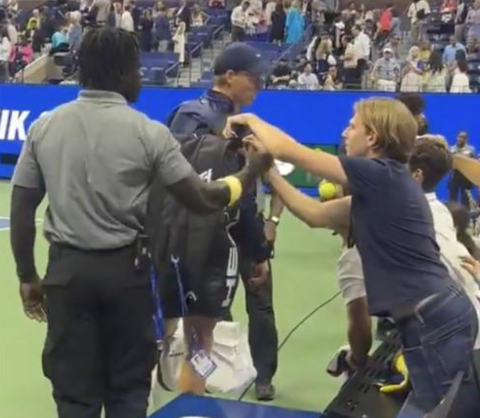 Beveiliger redt Jannik Sinner bij bizar incident op US Open, toptennisser druipt vol ongeloof af
