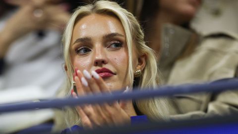 Novak Djokovic stelt 'bekendste blondine uit tenniswereld' teleur: influencer druipt chagrijnig af op US Open