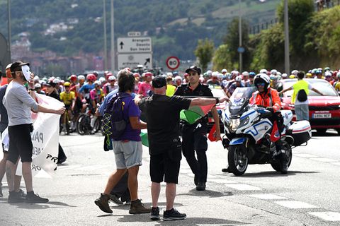 Vuelta weer overschaduwd door chaos: renners staan al vroeg in etappe 11 stil