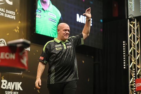 Topdarter Michael van Gerwen laat 'bizarre dingen' zien: 'Hoe kan dat nou?'