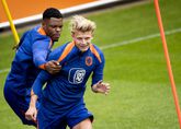 Sem Steijn op de training met Denzel Dumfries ©ANP