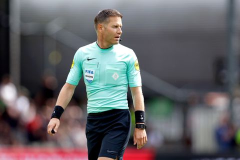Scheidsrechter Danny Makkelie fluit topduel, maar moet wegens afgrijselijke reden uitwijken naar ander land