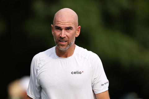 Tennisser (38) haalt uit naar bizarre omstandigheden op US Open na kansloze nederlaag: 'Het is net een dierentuin'