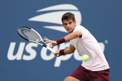 Enorme verrassing op US Open: tennissensatie (19) krijgt ongenadig pak slaag in eerste ronde