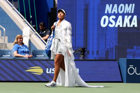 Toptennisster Naomi Osaka schittert opnieuw in bijzondere outfit tijdens US Open