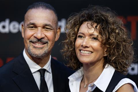 Voetbalicoon Ruud Gullit straalt met grote liefde op rode loper tijdens première van serie over Marco van Basten