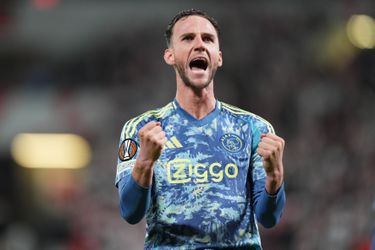 Branco van den Boomen scoort penalty namens Ajax in Europa League