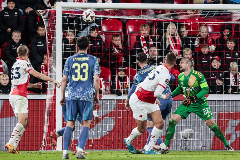 Ajax kruipt na verhitte slotfase door oog van de naald tegen Slavia Praag in Europa League