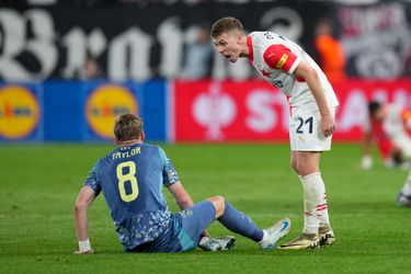 Ajax in de problemen na gelijkmaker Slavia Praag in Europa League