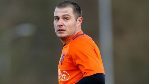 Ex-international van Oranje was gepest door Johan Derksen zat: 'Nu moet ik weg uit Nederland'