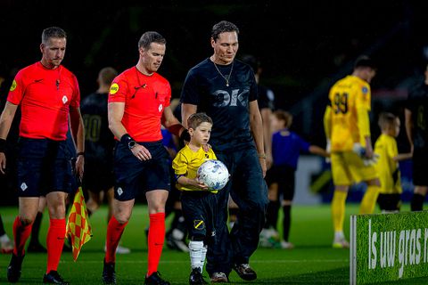 Wereldberoemde muzikant gaat de fout in voorafgaand aan Eredivisie-duel