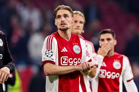 Ajacied Kenneth Taylor openhartig over mislukte transfer en positie van John Heitinga: 'Daar stoor ik me aan'