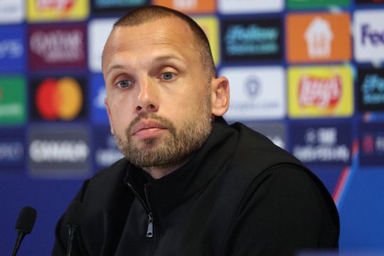 Geplaagde Ajax-trainer John Heitinga incasseert dubbele tik, Wout Weghorst keert wél terug tegen Sparta