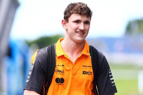 Team van Max Verstappen opent jacht op nieuw wonderkind, McLaren laat 19-jarige coureur lopen