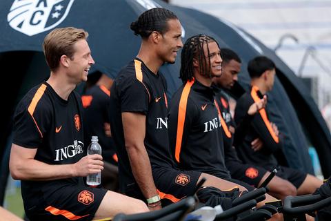 Topvoetballer Frenkie de Jong deelt hoopvolle beelden na maanden blessureleed: Virgil van Dijk reageert enthousiast