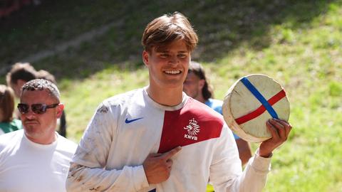 Befaamde kaas van Niels Wennemars (zoon schaatsicoon Erben Wennemars) duikt op bij Bankzitters